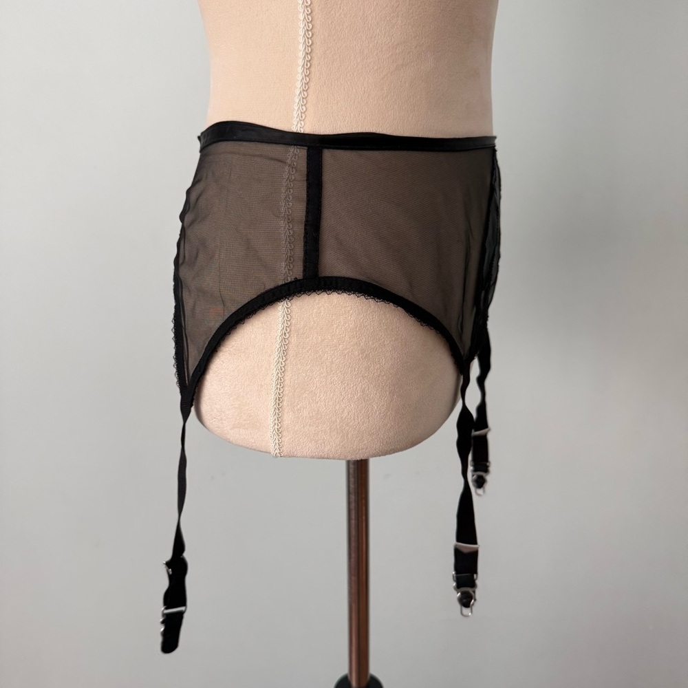 🖤 Vintage Olga Sheer Garter Belt Black Nylon 60s Fig Applique USA Size 28 - Picture 4 of 13